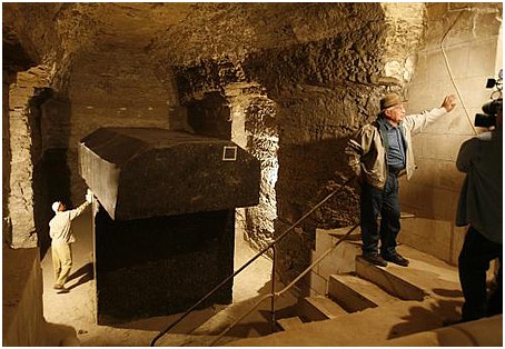 En haut de cet escalier descendant dans la chambre spulcrale ou repose la chanteuse Thinh, nous reconnaissons le docteur Zahi HAWASS, gyptologue et secrtaire gnral du C.S.A.E.