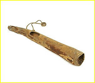 Trompe de chasse gyptienne; il s'agt d'un type comportant une embouchure latrale, fait de bois et de cuir. Rf: 012046. Muse ethnogaphique de Genve.