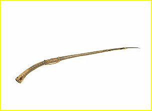 Type provenant de la Valle du Nil, dot lui aussi d'une embouchure latrale, et conu dans de la corne d'antilope. L: 1,14 m. Ref: 010778. Muse ethnographique de Genve.