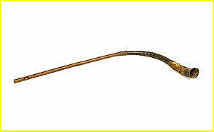 Cet instrument est dot d'une embouchure faite dans du bambou; le pavillon tant conu dans de la corne d'antilope. Diamtre du bambou: 2,5 cm. Longueur (de la corne): 78,5 cm. Ref: 010781. Muse ethnographique de Genve.