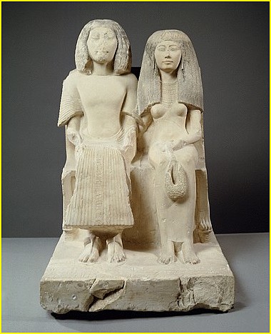 Statue reprsentant le couple YUNY et Rnnutet. Cette dernire tient un collier mnat sur les genoux. Metropolitan Museum.