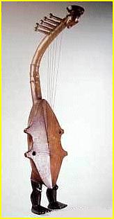 Harpe zande modifie, chevilles ici  droite, appartenant au type cintr.