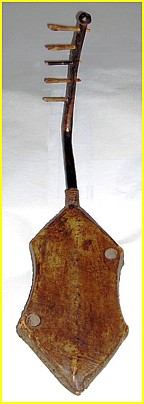 Harpe azande  cinq cordes dont la forme de la caisse de rsonance fut largement rpandue.