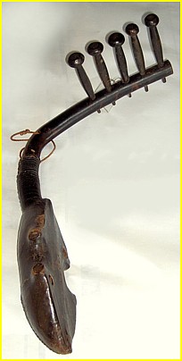 Harpe Kundi  cinq cordes; L: 75 cm. Elle fut rapporte de chez les Mangbetu en 1937.