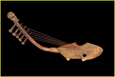Harpe zande anthropomorphe,  cinq cordes, du Soudan. Chevilles dplaes  droite.