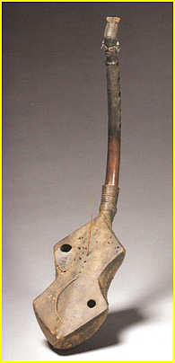 Harpe zande anthropomorphe. Les chevilles ainsi que les cordes sont manquantes.