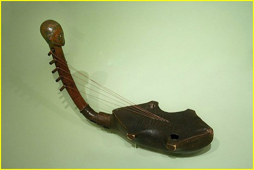 Harpe zande anthropomorphe  cinq cordes.